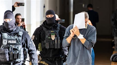 Pár sa bozkáva na verejnosti a v súkromí