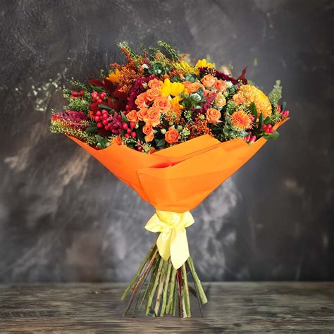 Jesenná krajina so stromami v žltých a oranžových listoch