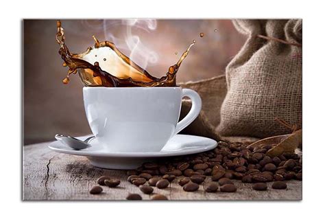 Šálka kávy s listami v pozadí