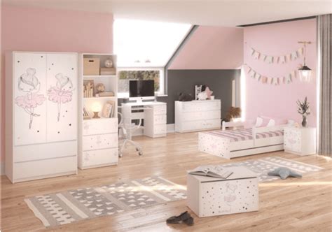 moderná svetlá detská izba s prvkami prírodného dreva