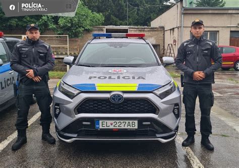 Policajná hliadka pri kontrole vozidla na ceste
