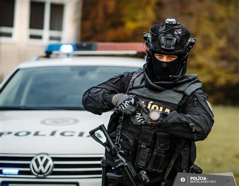 Policajt kontrolujúci doklady vodiča