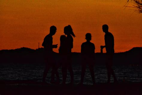 dve postavy v hlbokom rozhovore pri západe slnka symbolizujúce empatiu