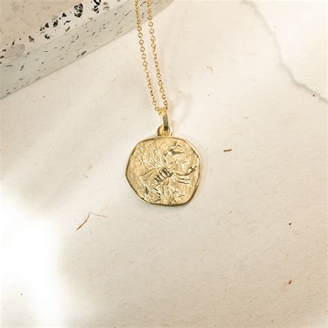 luxusný zlatý prívesok so symbolom škorpióna na retiazke