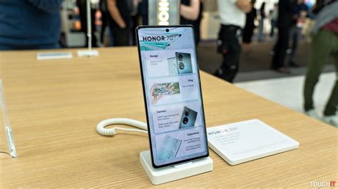 Podnikateľ s mobilným telefónom a tabletom