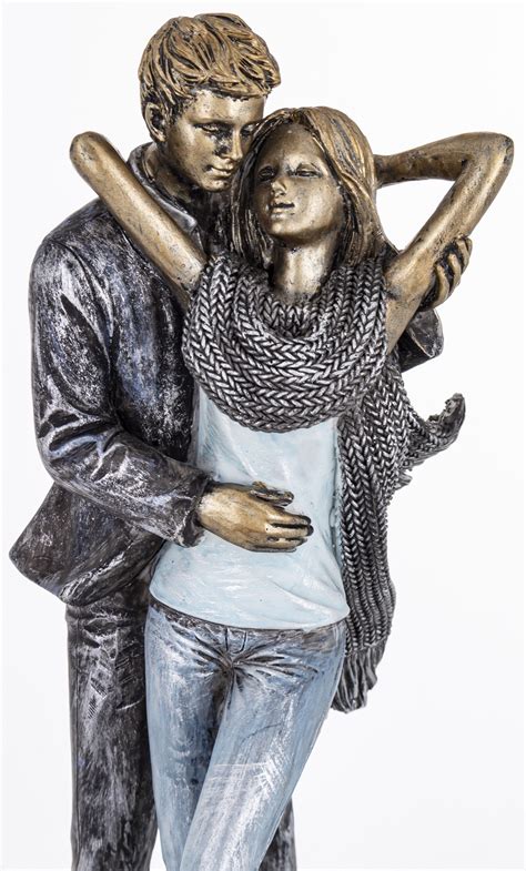 Pár v objatí, symbolizujúci lásku