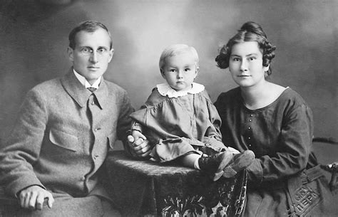 zobrazenie modernej a tajomnej ženy Vodnár v obklopení symbolov vzduchu a vesmíru