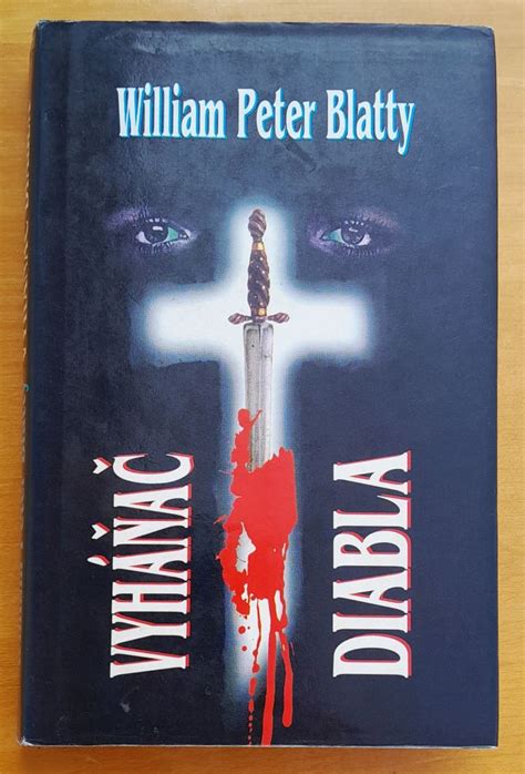 kniha Vyháňač diabla na starom drevenom stole