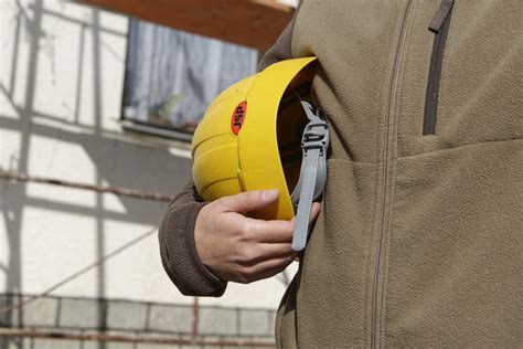 Zobrazenie Atény v klasickom gréckom umení s prilbou a kopijou