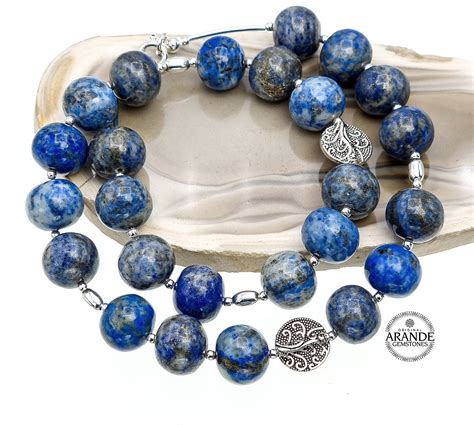 Zobrazenie historických amuletov z lapis lazuli a iných vzácnych kameňov