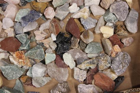 Detailný záber na surové minerály zoradené podľa ich farebnej škály a štruktúry