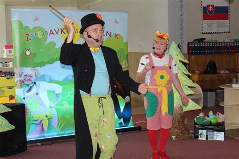 Kúzelník vykonávajúci trik