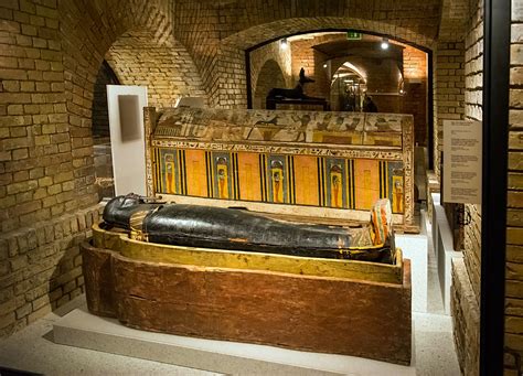 Nádherne zdobený sarkofág s hieroglyfickými nápismi