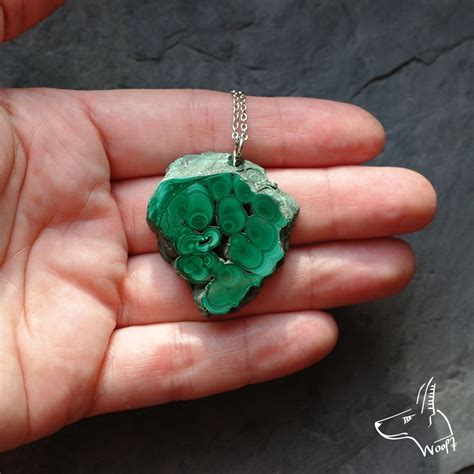 Zelený malachitový kameň s charakteristickými kruhovými vzormi