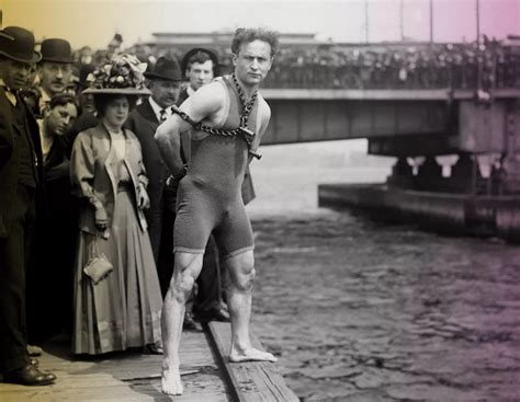 Harry Houdini počas vystúpenia