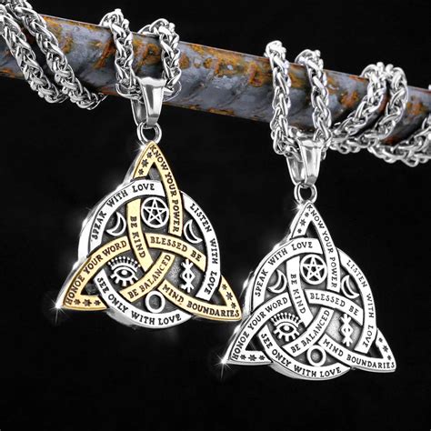 Keltský amulet s rôznymi symbolmi