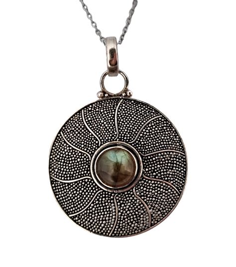 Šperk s amuletom