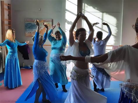 Ženy tancujúce orientálny tanec