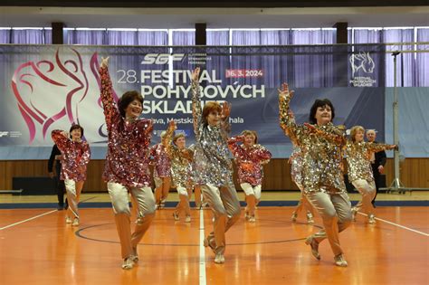 Ženy rôznych vekových kategórií spoločne tancujú