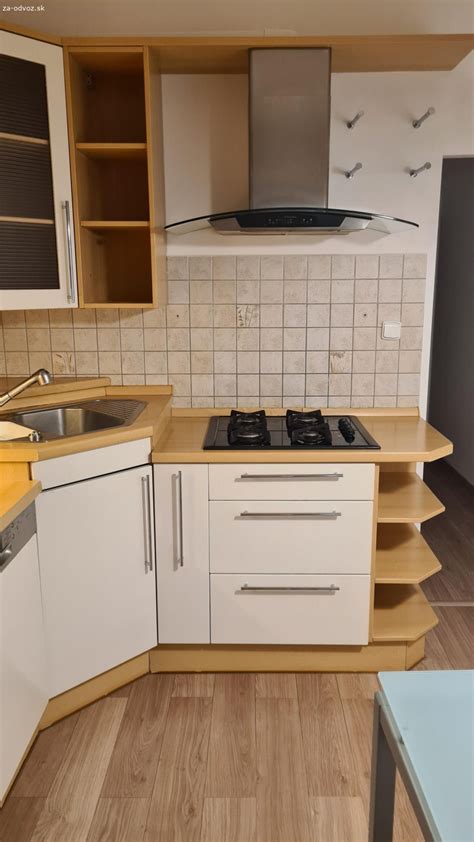 Koláž rôznych farebných kombinácií a materiálov pre kuchynskú linku a steny podľa Feng Shui