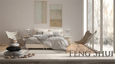 Upokojujúca spálňa s posteľou umiestnenou podľa Feng Shui princípov.