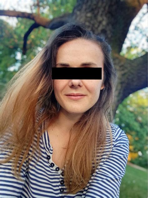 Mladá žena v lesnom prostredí