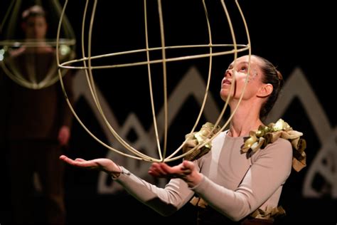 Ilustrácia znázorňujúca staroveké symboly a rituálne predmety spojené s mágiou.