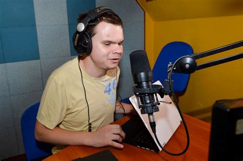 Moderátor v rozhlasovom štúdiu