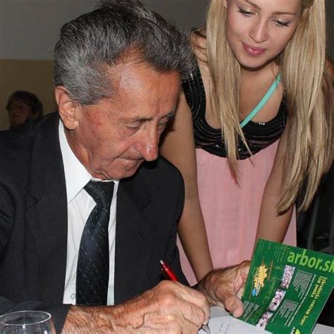 žena s rôznymi farebnými odtieňmi make-upu