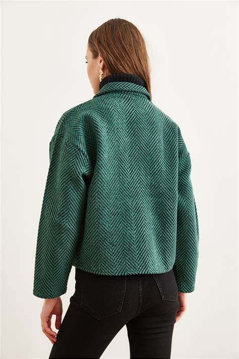 olivová a smaragdovo zelená manikúra