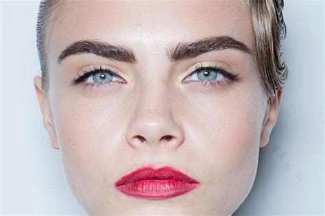 ženy s precízne upraveným obočím a jemným make-upom