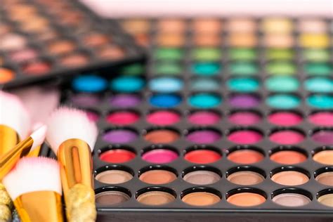 jemné pastelové očné tiene a ružový rúž