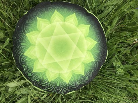 Srdcová čakra znázornená ako zelený lotos s mantrou Yam