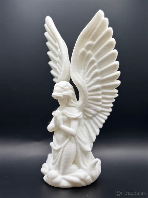 Eset s rozprestretými krídlami