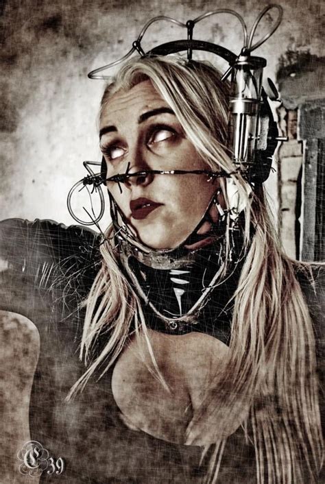 Umelec pracujúci na obraze