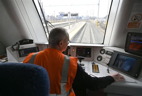 Ilustrácia koncovej návesťovej tabuľky na poslednom vagóne vlaku