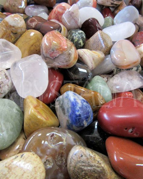 Obrázok rôznych tromlovaných kameňov