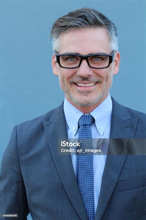 Muž v obleku, symbolizujúci silu a autoritu