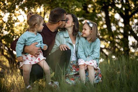 Rodinné fotografie, symbolizujúce väzby a podporu
