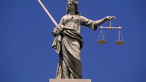 žena s váhami ako symbolom