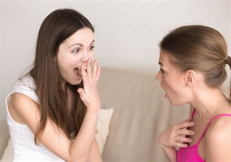 dve osoby pri rozhovore