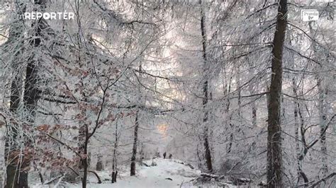 Snehová krajina s vychádzajúcim slnkom