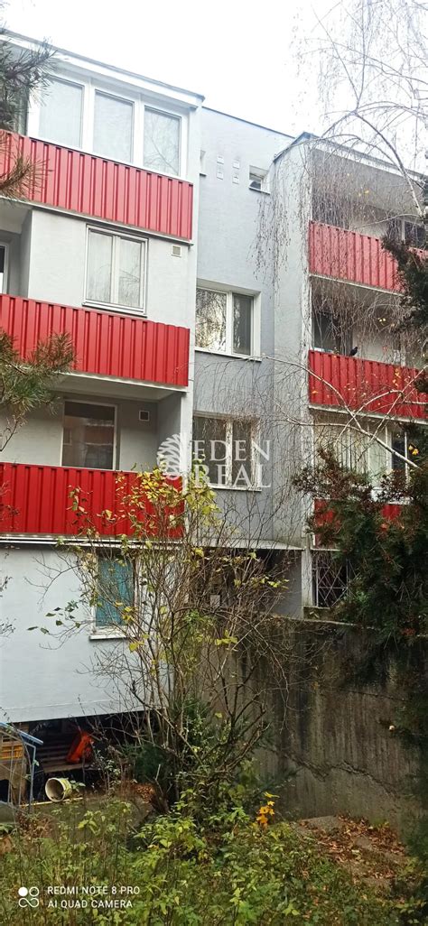 Ilustrácia meditujúcej osoby v pokojnom prostredí