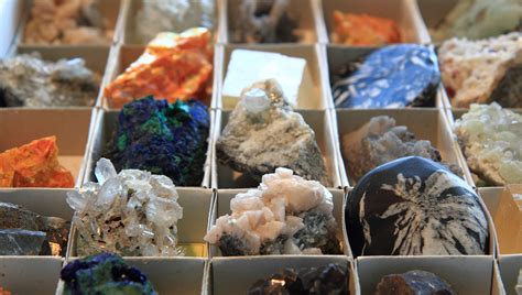 Rôzne druhy minerálov a kryštálov