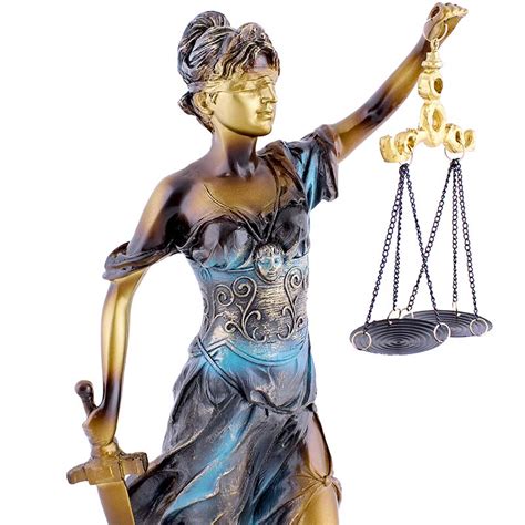Detail sošky bohyne spravodlivosti s váhami