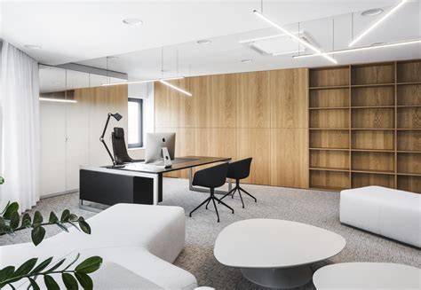 Interiér právnickej kancelárie so soškou Justície