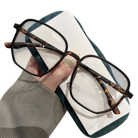 Osoba s iskrivými očami pozerajúca do diaľky