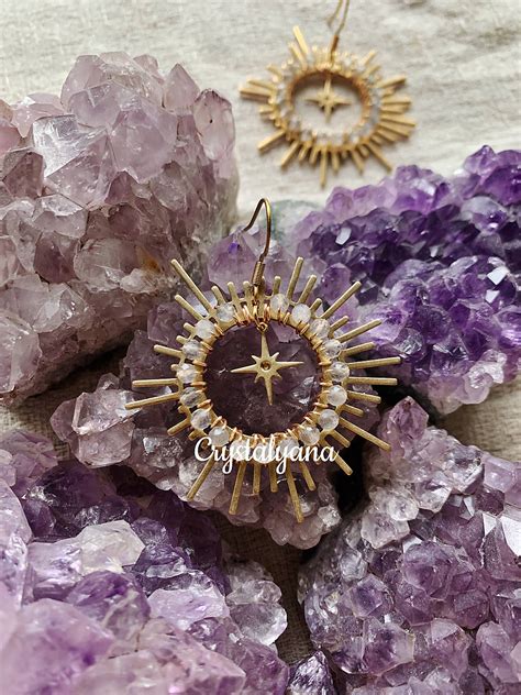 slnečné lúče prechádzajúce cez kryštál citrínu