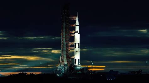Raketa Saturn V na odpaľovacej rampe