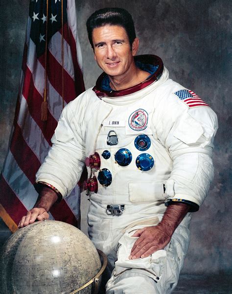 Astronaut James Irwin (Apollo 15) pri lunárnom roveri